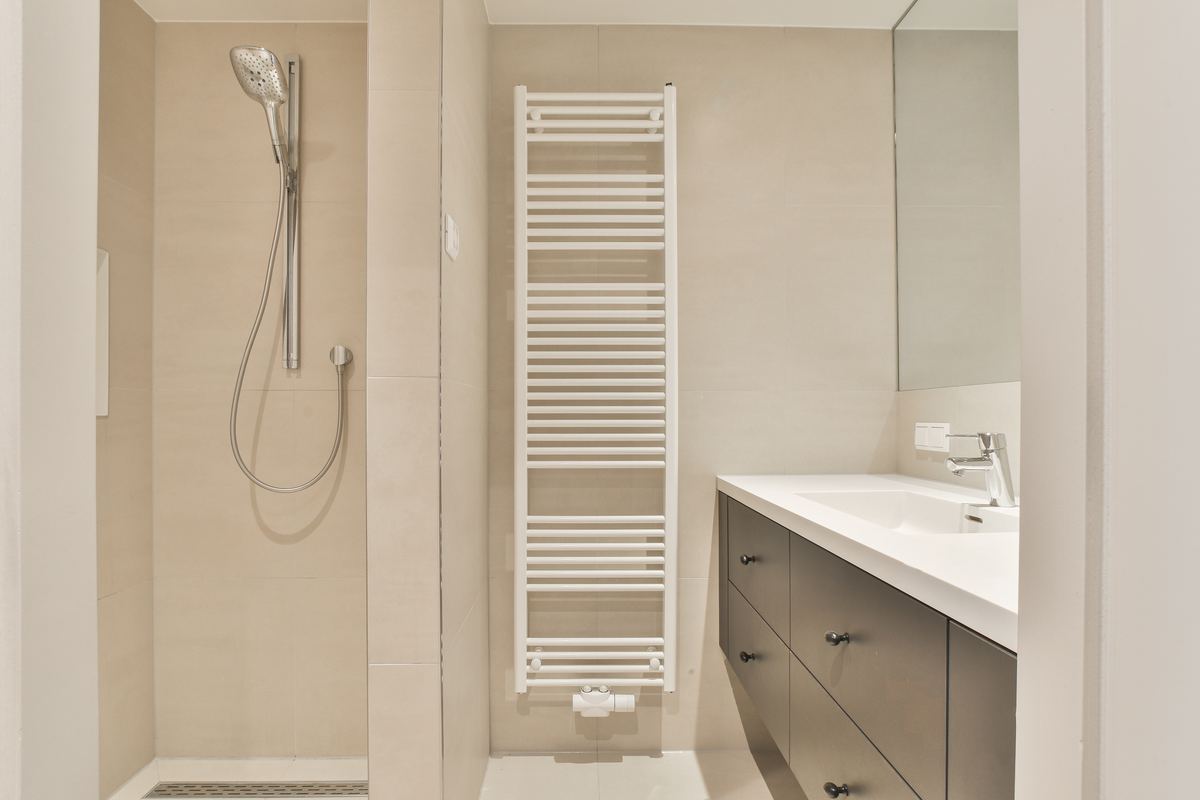 Bright, freshly cleaned modern bathroom with white fixtures